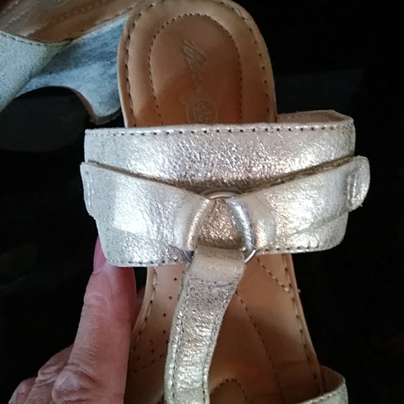 Born Crown Metallic Leather Heeled Sandal 8M/W Beige Cream Metallic - Picture 13 of 16